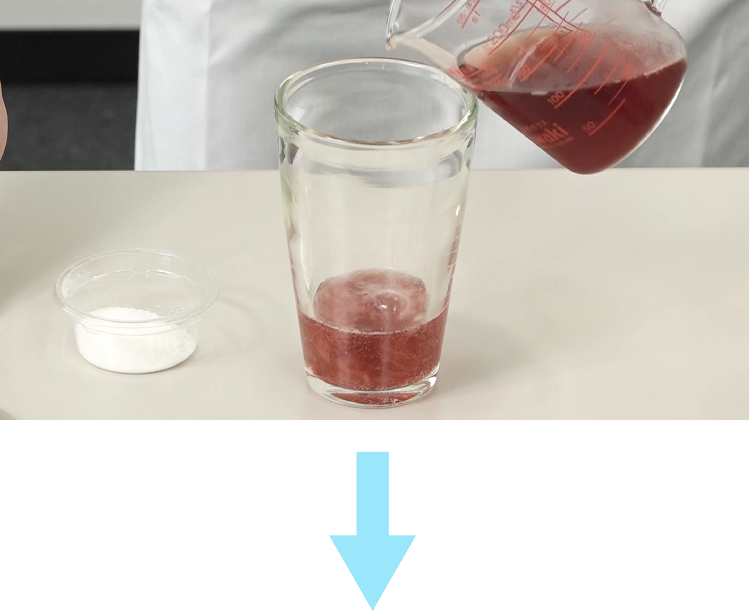 大きめのグラスに炭酸飲料を少量注ぐ