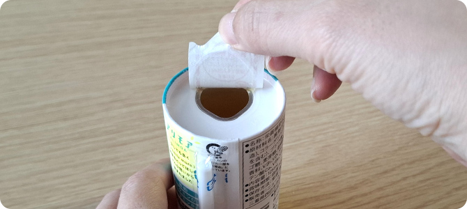 フタをはがしてグラスに注いで飲む。